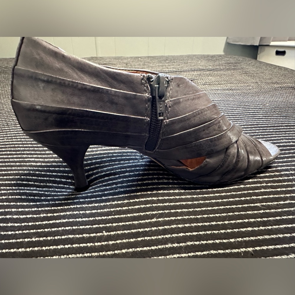Beautiful gray leather heels